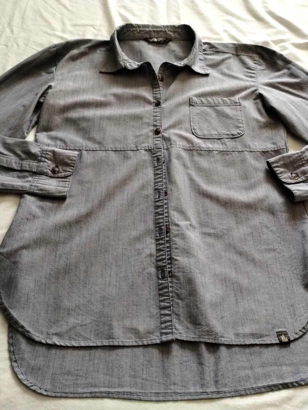 THE NORTH FACE Chambray Blue Long Sleeve HIGH-LOW Button Up Shirt Sz MEDIUM